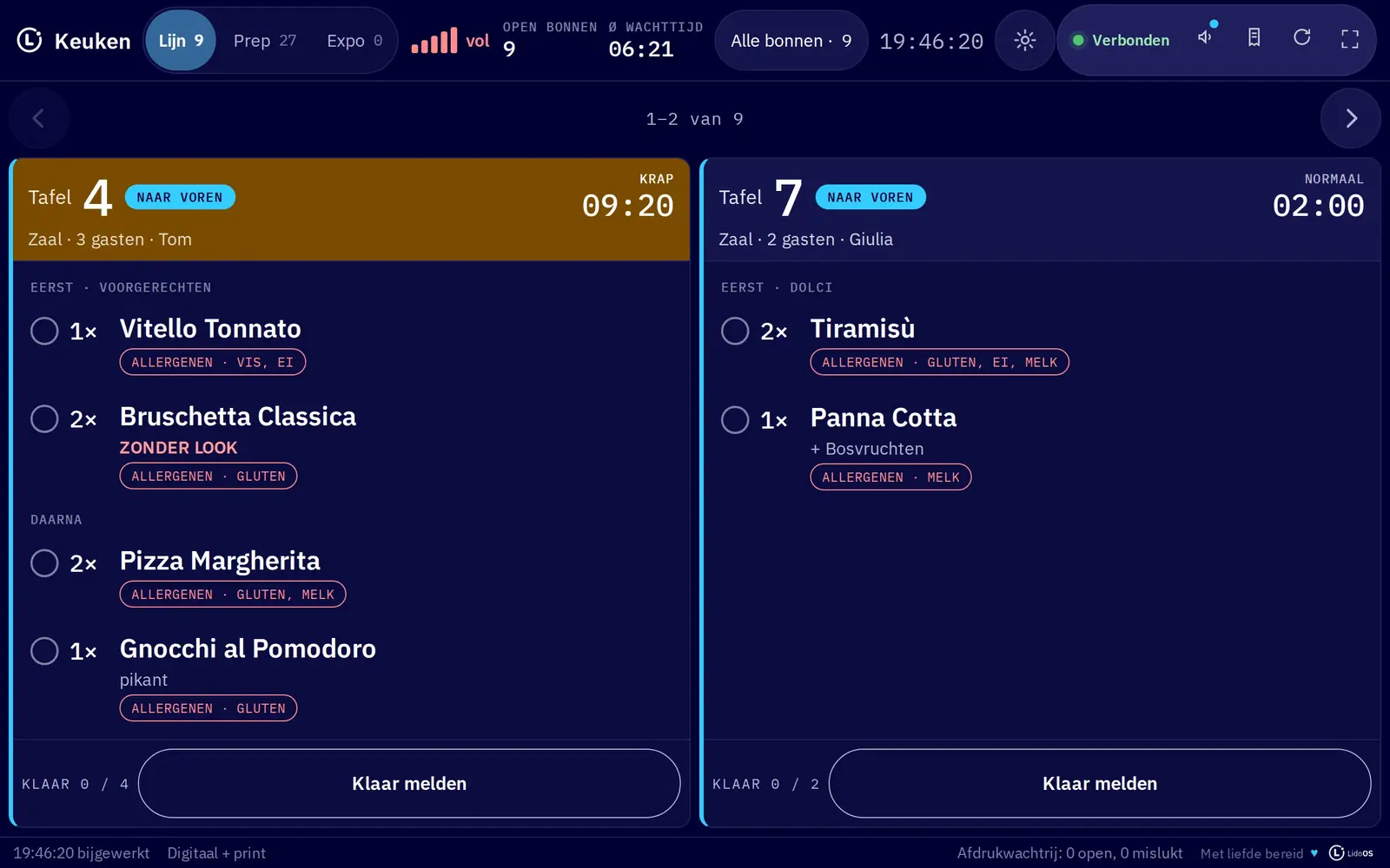 Keukenmonitor op een tablet in liggend formaat met twee bonnen in beeld; een voorgerecht en een dessert zijn eerder meegezet.