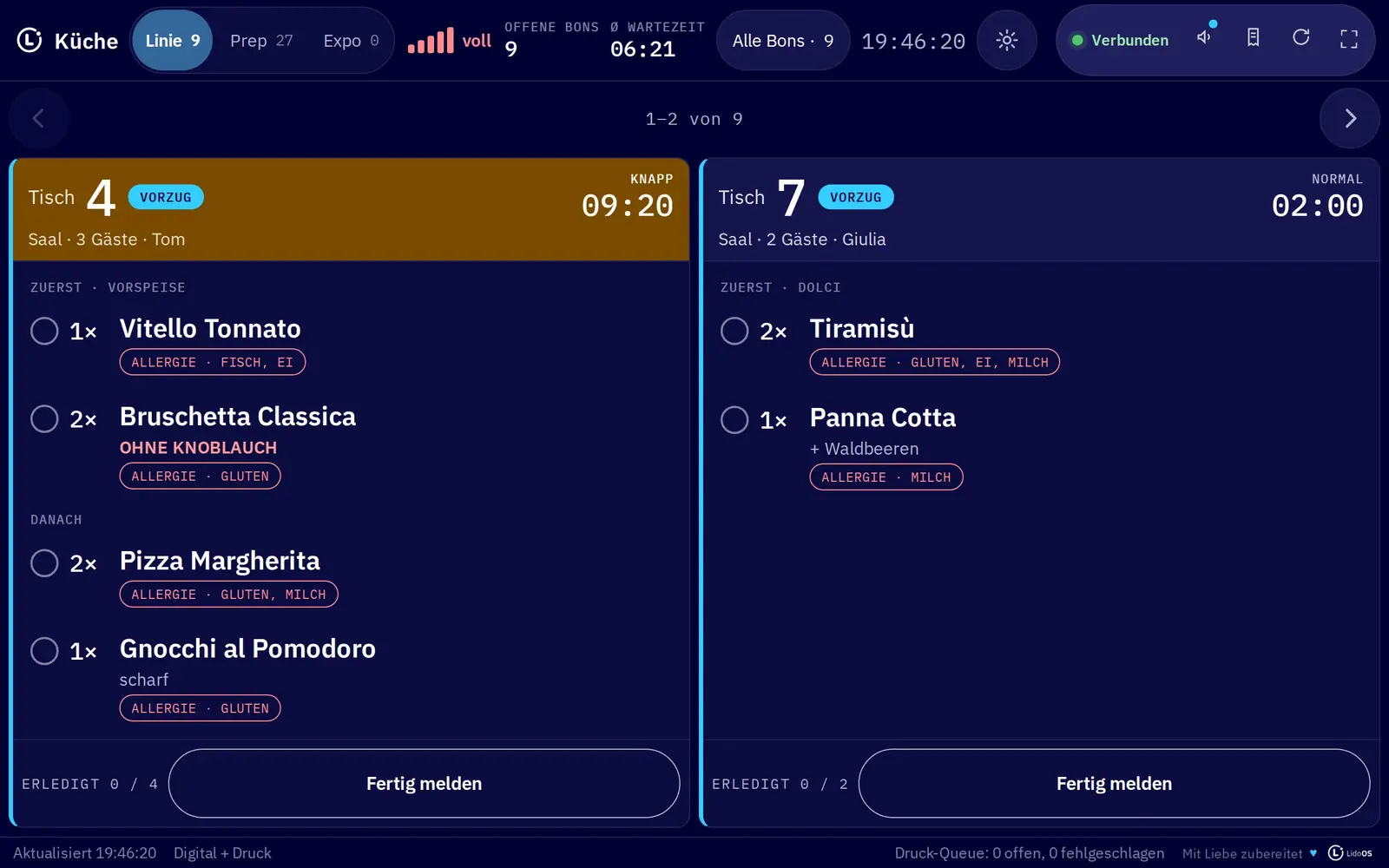 Küchenmonitor auf dem Tablet im Querformat mit zwei Bons im Fokus; eine Vorspeise und ein Dessert sind vorgezogen.