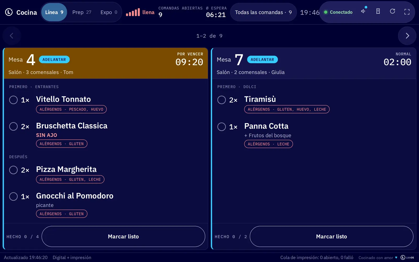 Monitor de cocina en una tablet en formato horizontal con dos comandas en primer plano; un entrante y un postre están adelantados.