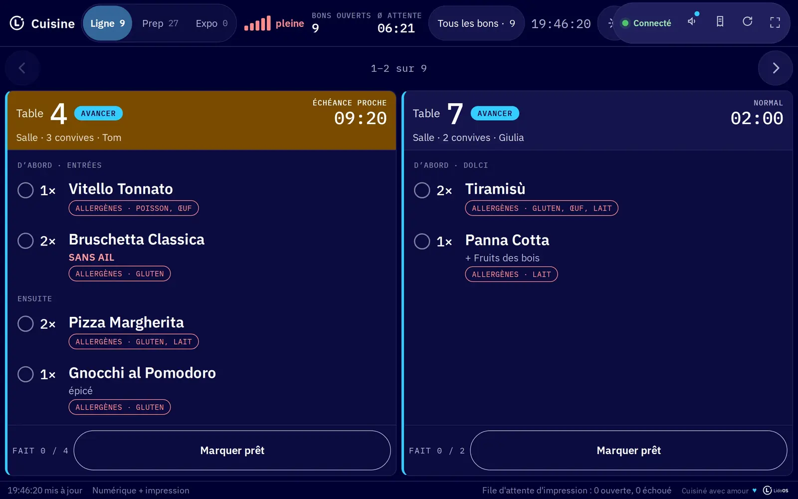 Écran cuisine sur tablette en format paysage avec deux bons en avant ; une entrée et un dessert ont été avancés.